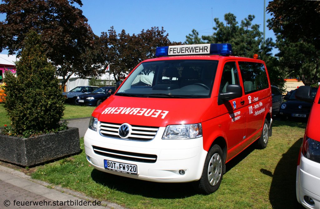 MTF (BOT FW 920) VW T5 der Feuerwehr Bottrop.
Aufgenommen in Kirchhellen am 1.5.2011. 
