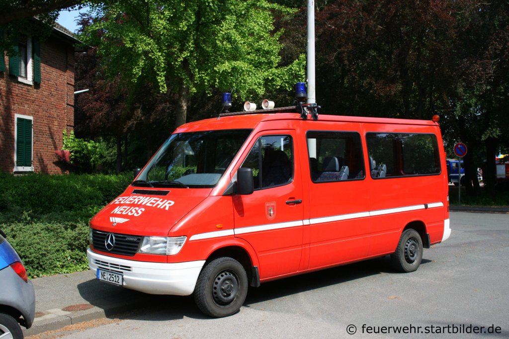 MTF (NE 2512) der Feuerwehr Neuss.
Aufgenommen in Grevenbroich am 30.4.2011.