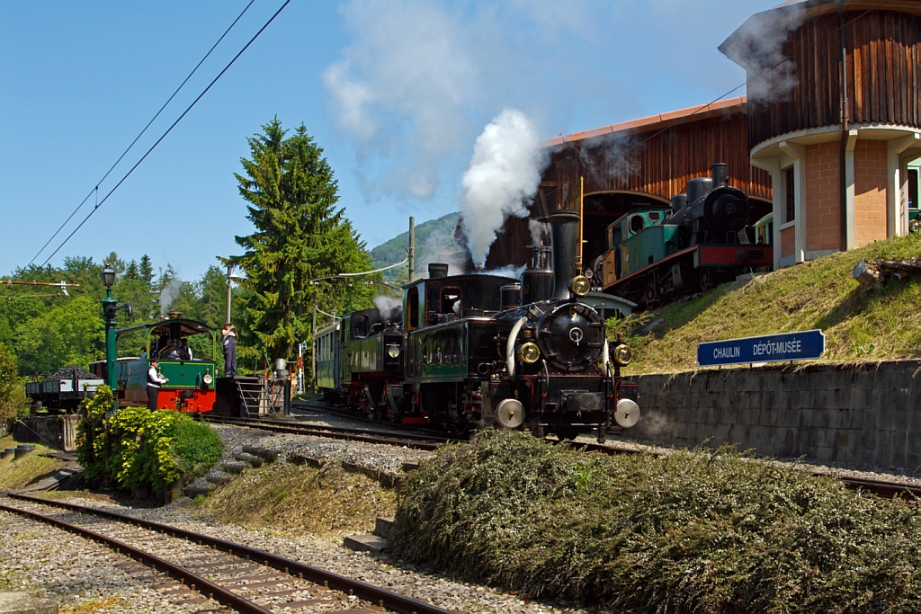 Museumsbahn-Romantik pur – beim Pfingstdampf Festival der Museumsbahn Blonay-Chamby am 27.05.2012.
Links beim Wasserhahn steht die G 2/2 Krauss-Kastendampflok (Tramlok) Nr. 4, rechts schieben in doppeltraktion die G 3/3 Dampftenderlokomotive BAM Nr. 6 und die G 2x2/2 Malletdampflok 105 ihren Zug ins Museum Chaulin.