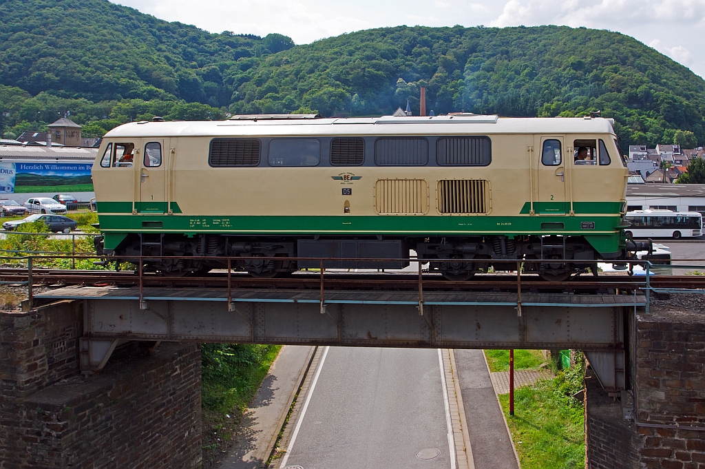 Nach getaner Arbeit geht es wieder zur�ck in den Lokschuppen - Die schmalspur (1000mm) Diesellok D5 (ex FEVE 1405) der Brohltalbahn f�hrt am 04.07.2012 von Umladebahnhof wieder zur�ck zum Bahnhof Brohl BE.  Die Lok wurde 1966 unter der Fabriknummer 31004 B'B' 1966 Henschel  gebaut. Sie hat eine Leistung von 1200 PS und eine Bauart B-B. Im Jahr 1998 kam die Lok von Spanien ins Brohltal.