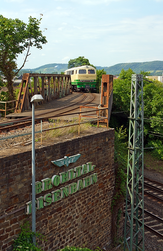Nach getaner Arbeit geht es wieder zur�ck in den Lokschuppen - Die schmalspur (1000mm) Diesellok D5 (ex FEVE 1405) der Brohltalbahn f�hrt am 04.07.2012 von Umladebahnhof wieder zur�ck zum Bahnhof Brohl BE.  Die Lok wurde 1966 unter der Fabriknummer 31004 B'B' 1966 Henschel  gebaut. Sie hat eine Leistung von 1200 PS und eine Bauart B-B. Im Jahr 1998 kam die Lok von Spanien ins Brohltal.