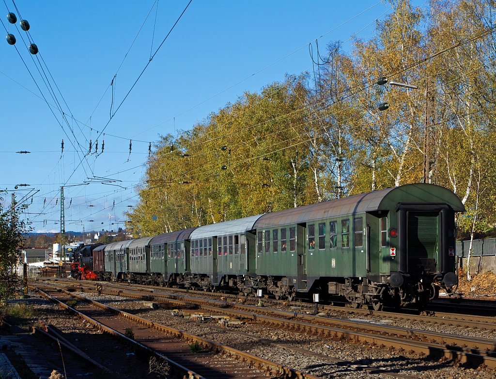 Nachschuss auf die 52 8134-0 der Eisenbahnfreunde Betzdorf als Teddyb�ren Express (Sonderfahrt Siegen-Erndtebr�ck), passiert hier am 28.10.2012 das Stellwerk Kreuztal Fahrdienstleiter (Kf) und erreicht gleich den Bahnfof Kreuztal. Die Lok war, bedingt durch die Wiedervereinigung, eine der letzten Normalspurigen Dampfloks der DB. Der Zug ist gut besetzt, aber hier auf der Ebene muss die Lok kaum arbeiten, dies kann man daran erkennen das es kaum raucht und dampft. Lok und Zug liefen so leise, noch leiser als ein Flirt oder Talent 2, wenn ich nicht gewusst h�tte das sie kommt, dann h�tte ich sie nicht erwischt.