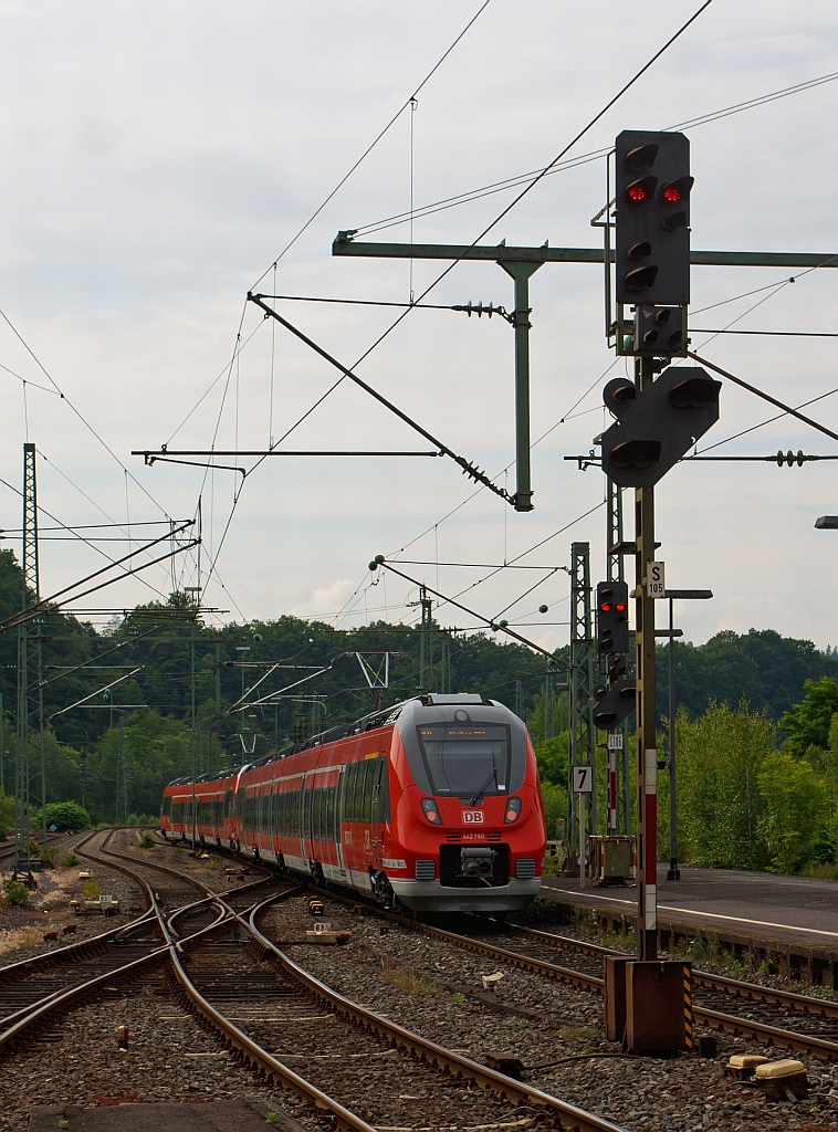 Nachschu� auf der Siegstrecke - 442 257 und 422 260 (Zwei gekuppelte 4-teilige Talent 2) haben am 12.06.2012 als RE 9 (rsx - Rhein-Sieg-Express) Siegen - K�ln - Aachen den Bahnhof Betzdorf (Sieg) in Richtung K�ln verlassen.
