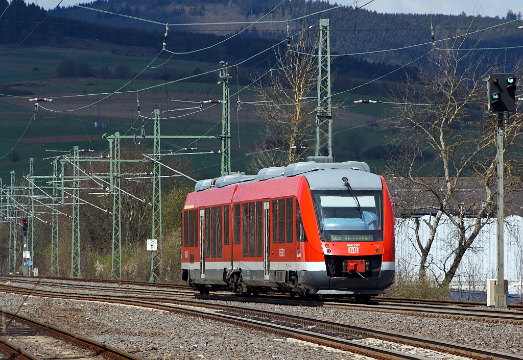 Nachschu�: Dieseltriebwagen 648 202 / 702 (Alstom Coradia LINT 41) der DreiL�nderBahn als RB 95 (Dillenburg-Siegen-Au/Sieg), hat am 04.02.2012 den Bahnhof Haiger verlassen und f�hrt weiter auf der Dillstrecke (KBS 445) in Richtung Siegen.