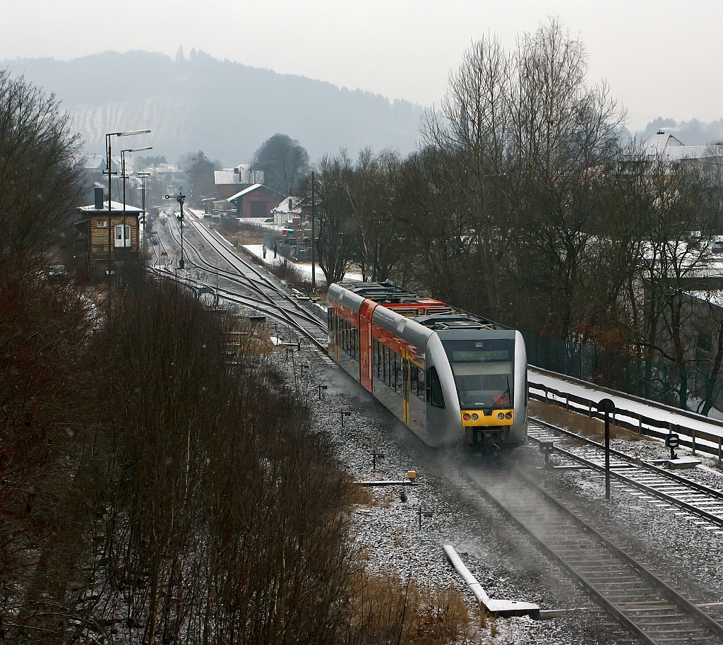 Nachschu�: Stadler GTW 2/6 der Hellertalbahn kommt am 09.02.2012, bei ganz leichtem Schneefall, von Neunkirchen und f�hrt gleich in den Bahnhof Herdorf ein. Danach f�hrt er weiter in Richtung Betzdorf/Sieg, hier besteht dann Anschlu� an den RE 9 (Rhein-Sieg-Express). Links das Stellwerk Herdorf Ost (Ho). ganz hinten links das Stellwerk Herdorf Fahrdienstleiter (Hf). Hinten rechts der Gleise der Bahnhof, davor der ehem. G�terbahnhof.