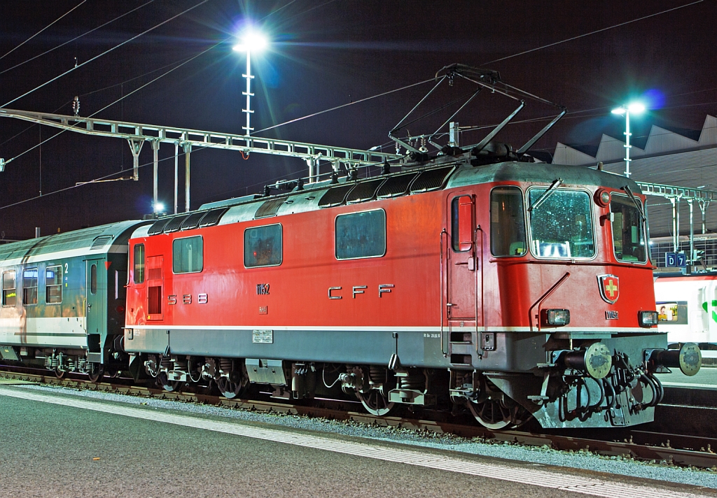 Nachtschw�rmereien - Die SBB Re 4/4  - 11152 ist am 29.09.2012 (3:28 Uhr) im Bahnhof Luzern abgestellt. Diese Lok ist eine der letzten aus der 1. Bauserie. Diese Bo'Bo' Universallokomotiven haben eine Leistung von 4700 kW (6320 PS) und eine H�chstgeschwindigkeit von 140 km/h, in der Schweiz ist nicht H�chstgeschwindigkeit  sondern Leistung das entscheidende.