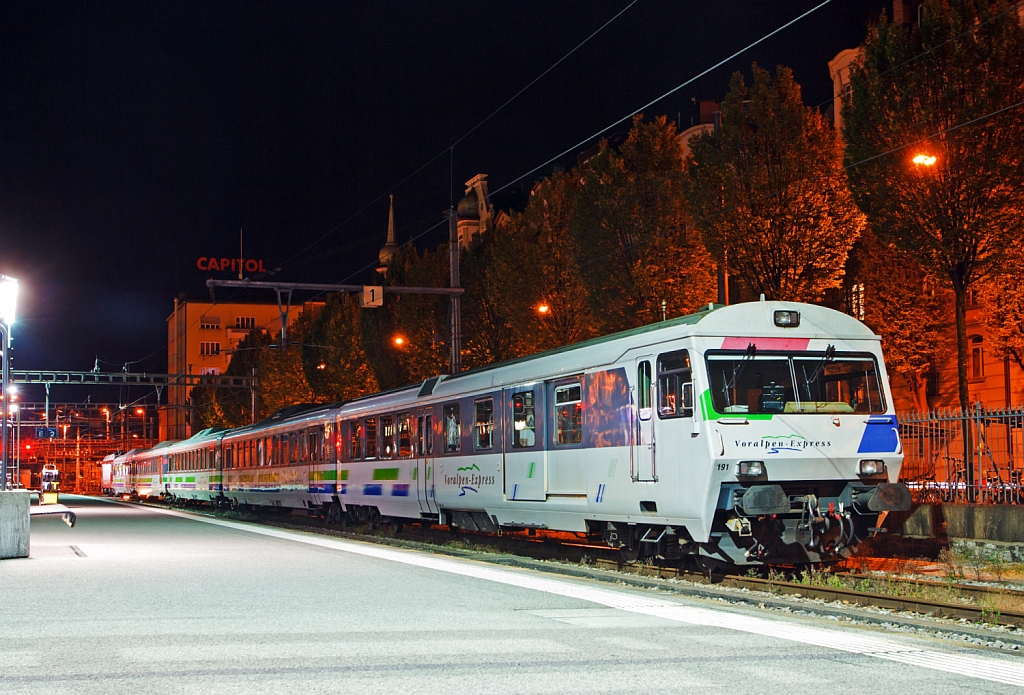 Nachtschw�rmereien - Ein Zug vom Voralpen-Express ist am 29.09.2012 (3:282Uhr) im Bahnhof Luzern abgestellt.  
Der Voralpen-Express (VAE) verbindet seit 1991 Luzern �ber Arth-Goldau, Pf�ffikon, Rapperswil und St. Gallen mit Romanshorn. Eine bequeme und attraktive Verbindung zwischen dem Bodensee und dem Vierwaldst�ttersee. Komfortable Schnellz�ge verkehren st�ndlich in einer der sch�nsten voralpinen Berg- und Seenlandschaften der Schweiz. Die Z�ge werden von der Schweizerischen S�dostbahn AG (SOB) und den Schweizerischen Bundesbahnen (SBB) betrieben, welche sich Betrieb, Unterhalt und Marketing seit 1999 aufteilen. Die gesamte Streckenl�nge betr�gt 147 km (Luzern - Romanshorn), der h�chste Punkt der Strecke ist Biberegg (Sattel) 936 m.�.M., die gr��te Steigung  ist 50 o/oo zwischen Pf�ffikon SZ und Arth-Goldau .