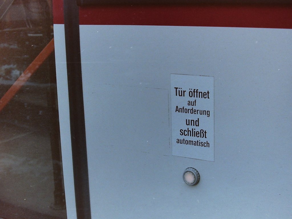 Neoplan Vorf�hrwagen DGF-HV 72. Die Oldenburger gew�hnten sich schnell an die neuen Fahrzeuge und nahmen auch Neuentwicklungen wie die selbst zu �ffnende hintere T�r wie selbstverst�ndlich an.