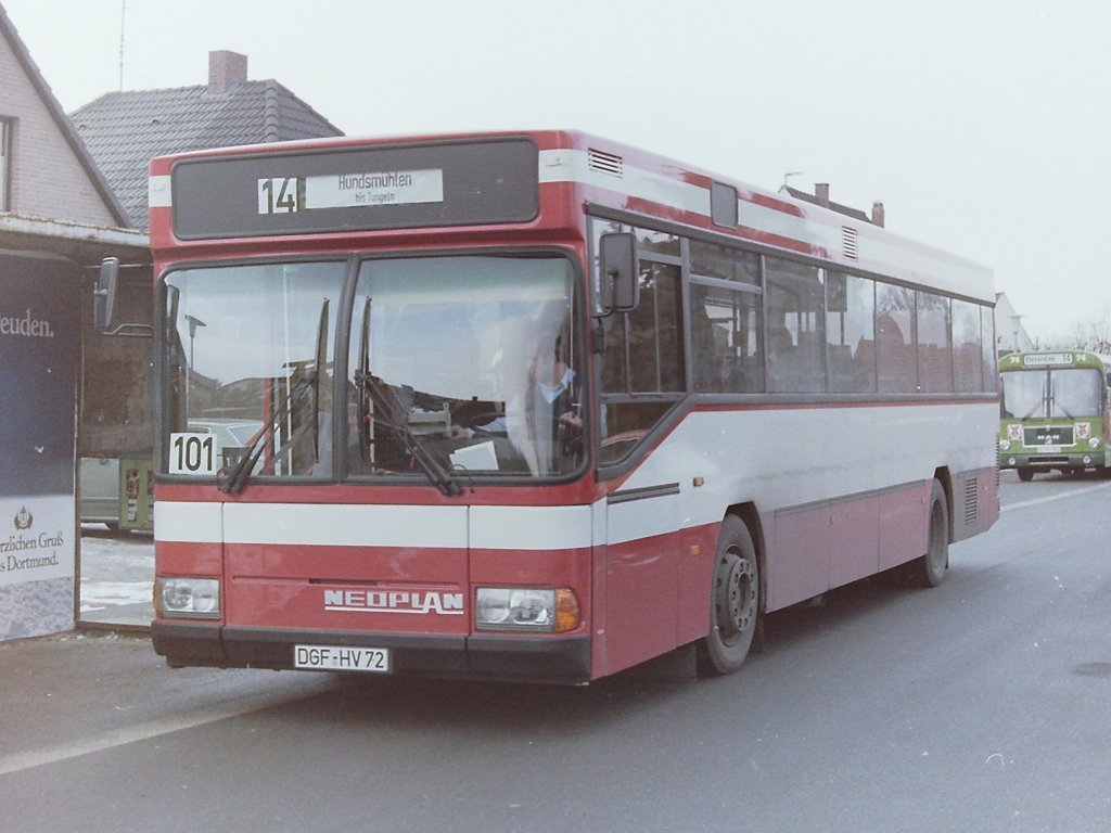 NEOPLAN Vorf�hrwagen N 416, DGF-HV 72, Wagen 101. Noch im Februar 1986 rollte ein weiterer Serienbus des Typ SL II auf der Strecke der Linie 14. Genauer gesagt ein Neoplan N 416 und damit der erste Linienbus, der nach den Vorgaben des V�V-Lastenheftes f�r den Typ SL II konstruiert wurde. Mehr Informationen hierzu gibt es unter http://de.wikipedia.org/wiki/Neoplan_N_416. Hinter der Bezeichnung Neoplan verbirgt sich eigentlich die Gottlob Auw�rter GmbH & Co Kg. Diese war zu diesem Zeitpunkt mehr auf dem Markt der Reisebusse vertreten und hatte erst wenige Linienbusse produziert.