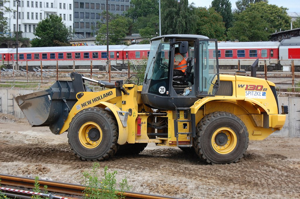 NEW HOLAND W130B Radlader der Fa. SPITZKE Logistik bei Gleisbauarbeiten am S-Bhf Berlin Warschauer Str., 27.06.12