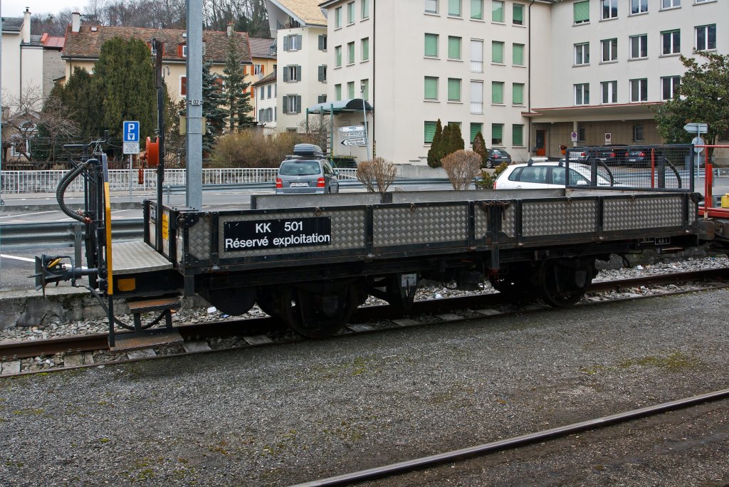 Niederbordwagen KK 501 - R�serv� exploitation als Fahrrad- bzw. Gep�ckwagen, Baujahr 1905, zul. H�chstgeschwindigkeit 45 km/h, abgestellt am 26.02.2012 im Bahnhof Vevey.