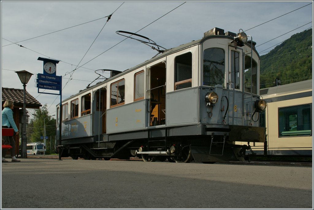 Nocheinmal derBCFeh 4/4 N� 6 ex- Monthey-Chmp�ray-Morgins/AOMC bei der Blonay-Chamby Bahn in Blonay, nun ohne kontrastreichen bunten Blumenschmuck. 

Der 13.6 lange Triebwagen erreicht mit 380 PS eine H�chstgeschwindigkeit vom 25 km/h und wurde 1908 bei SLM Winterthur/SIG Neuhausen und Alioth M�nchenstein gebaut. 
12. Juni 2011