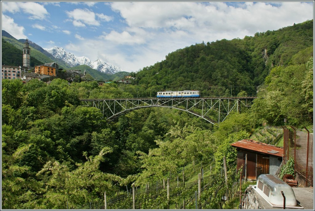 Nocheinmal, mit etwas mehr Umfeld: FART ABe 6/6 N� 32 bei Intragna am 22.05.2013.