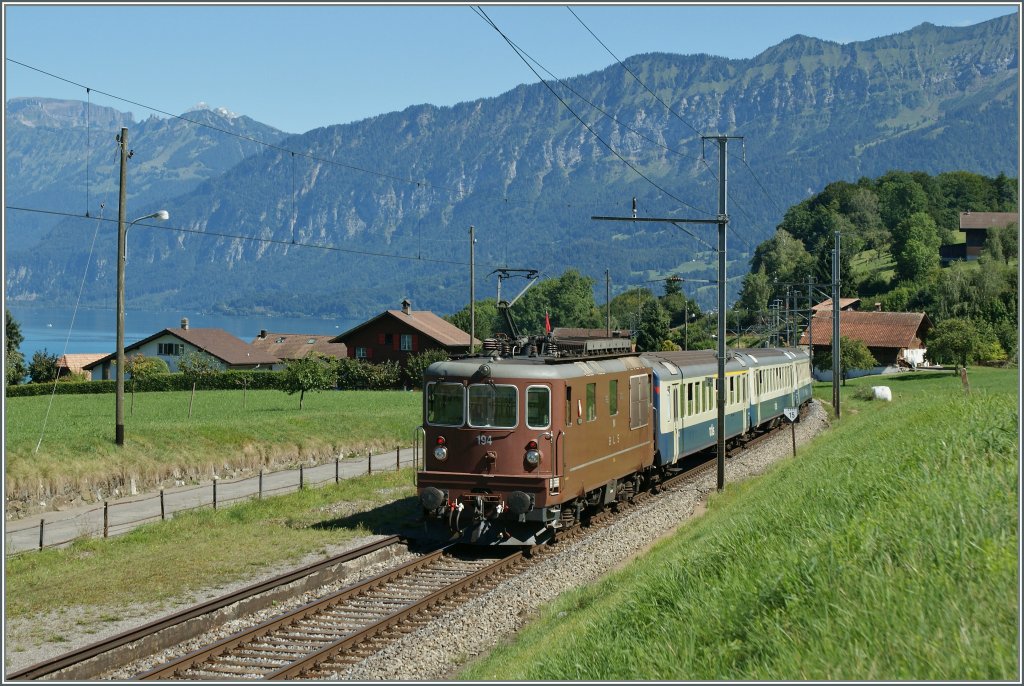 Nocheinmal die Re 4/4 194 mit ihrem Regionalzug Spiez - Interlaken, aus einer nun etwas n�heren Perspektive.
27. Aug. 2012