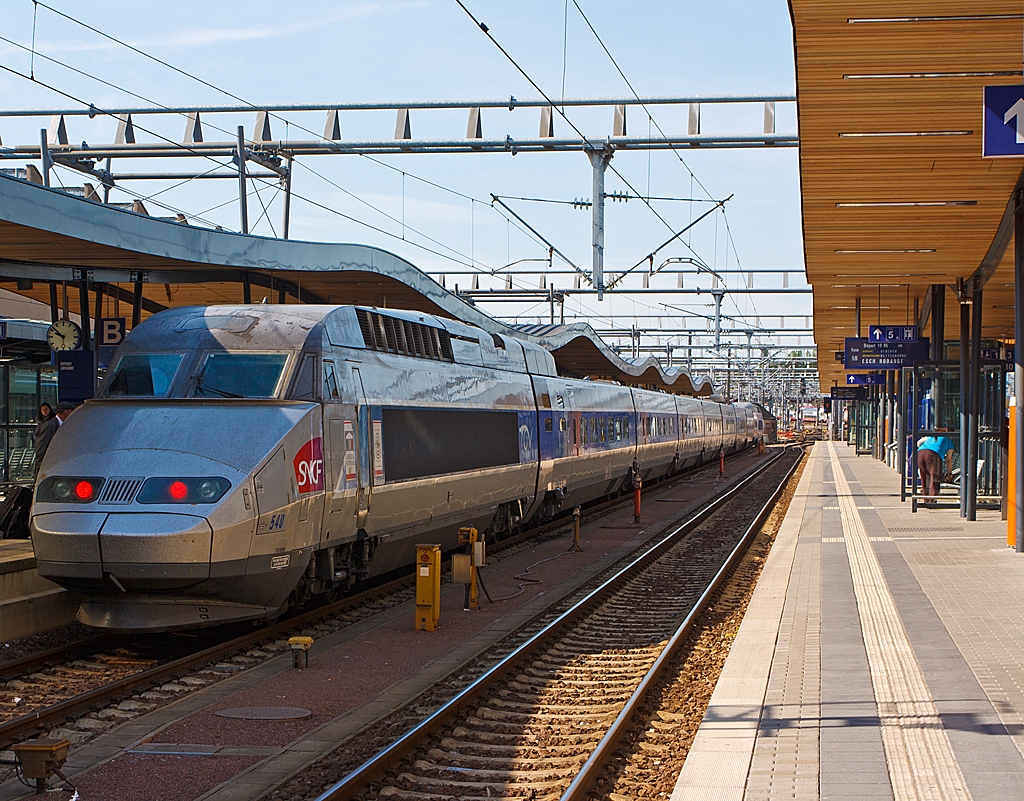 Nun ich habe den TGV vor der Abreise ablichten k�nnen, halt nur mit roten Lichtern…
TGV R�seau 540 (TGV 28080) steht am 17.06.2013 im Bahnhof Luxemburg, er wurde 1993 gebaut.
Die 1992 bis 1994 bei GEC Alsthom gebauten TGV R�seau wurden direkt von den (1988 bis 1992 gebauten) TGV Atlantique abgeleitet, und unterscheiden sich �u�erlich vor allem an den auf acht reduzierten Mittelwagen, statt zehn.
Diese Z�ge sind unempfindlich gegen Druckwellen, im Gegensatz zu den TGV Atlantique, das hei�t, zum Beispiel ist, f�hlt sich keine Druckschwankungen am Eingang oder Ausgang eines Tunnels.
Die TGV R�seau der Serie 28000 haben zwei Stromsysteme (25 kV / 50 Hz und 1,5 kV Gleichstrom),  die der Serie 38000 drei (zus�tzlich 3,0 kV Gleichstrom). 
Von der Serie 28000 wurden 50 Triebz�ge und von der Serie 38000 40 Treibz�ge gebaut, wobei 10 St�ck der Serie 38000 TGV Thalys PBA sind. Die Triebz�ge bestehen aus je zwei Triebk�pfen und acht Mittelwagen. 
Technische Daten:
L�nge: 200.000 mm
Breite: 2.900 mm 
Leergewicht: 383.000 kg
Sitzpl�tze: 377 (120 in der 1. und 257 in der 2. Klasse)
H�chstgeschwindigkeit: 320 km/h (fr�her 300 km/h)
Leistung: 8.800 kW bei 25 kV 50 Hz / 3680 kW bei 1,5 kV bzw. 3 kV Gleichstrom
Achsfolge: Bo'Bo'+2' 2' 2' 2' 2' 2' 2' 2' 2'+Bo'Bo'
