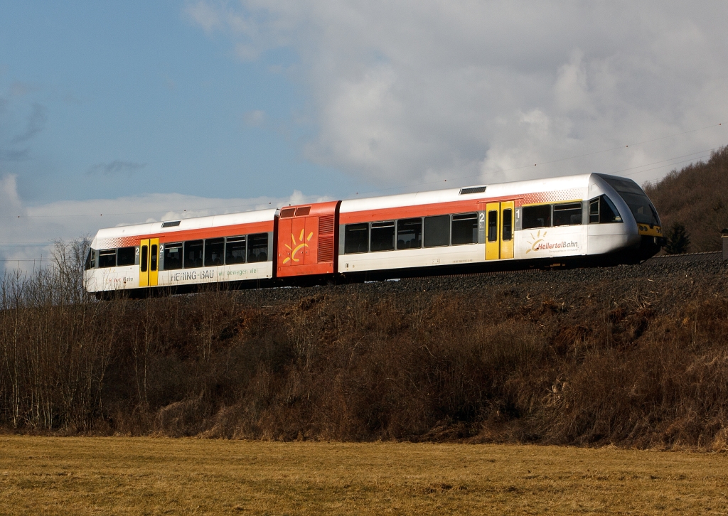 Nun sind wir hier bei hellertal.startbilder schon bei 500 angelangt, hier f�r:
Die Hellertalbahn f�hrt am 19.02.2012 mit einem Stadler GTW 2/6 Richtung Betzdorf, hier bei Herdorf-Sassenroth.