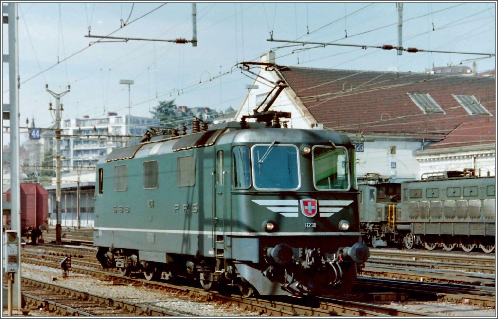 Nur einmal gesehen und fotografiert: die als Ae 6/6  verkleidete  Re 4/4 II 11238. 
Dieses Analog-Bild entstand im M�rz 1994 in Lausanne. 