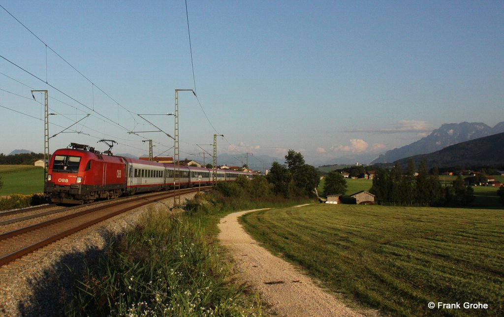 �BB 1116 175-9 vor EC 868   Fachhochschule Kufstein   von Wien nach Innsbruck, KBS 951 Salzburg - Rosenheim - M�nchen, fotografiert bei Amersberg am 17.08.2011