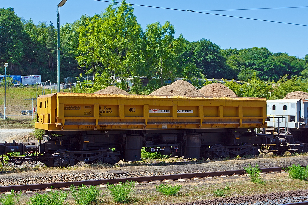 Offene Schüttgüterwagen (Zweiseitenkippwagen Typ Fas 560) Schüttgutkippwagen mit pneumatischer Betätigung und vier Radsätzen, 37 80 6800 002-5 D-GBM, der GBM Wiebe Gleisbaumaschinen GmbH, Wagen Nr. 402 (Tochterunternehmen der H.F. Wiebe, Achim) am 20.07.2013 beim Bahnhof Sinn (Lahn-Dill-Kreis) an der KBS 445 (Dillstrecke).

Technische Daten
Spurweite: 1.435 mm (Nornalspur)
Achsanzahl: 4 in zwei Drehgestellen
Länge über Puffer: 12.540 mm
Ladelänge: 9,640 mm
Drehzapfenabstand: 7.500 mm
Achsabstand im Drehgestell: 1.800 mm
Drehgestell-Bauart: Y 25
Eigengewicht: 28.000 kg
Max. Zuladung: 52 t ab Streckenklasse C
Höchstgeschwindigkeit: 100 km/h
kleinster befahrbarer Radius: 75 m
Ladevolumen: 31 m³
Max. Gleisüberhöhung beim Kippen: 110 mm
Höhe über SO bei gekipptem Wagen: 4.250 mm
Höhe über SO in Transportstellung: 3.205 mm

Die Einleitung des Kippvorgangs erfolgt durch Betätigungseinrichtung jeweils von der Kippeinrichtung der gegenüberliegenden Seite (untere Klappe Verlängerungsrutsche bei Kippvorgang).

