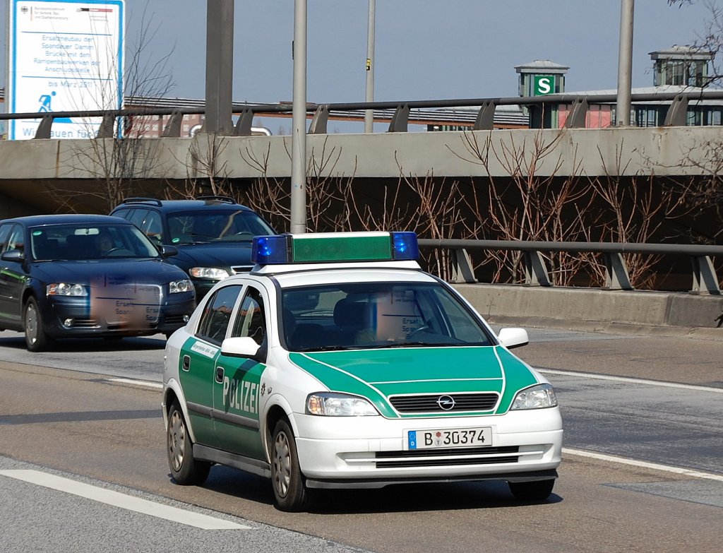 Opel Astra G Streifenwagen der Berliner Polizei, 01.04.09 Berliner Stadtautobahn Hhe Spandauer Damm Brcke. 