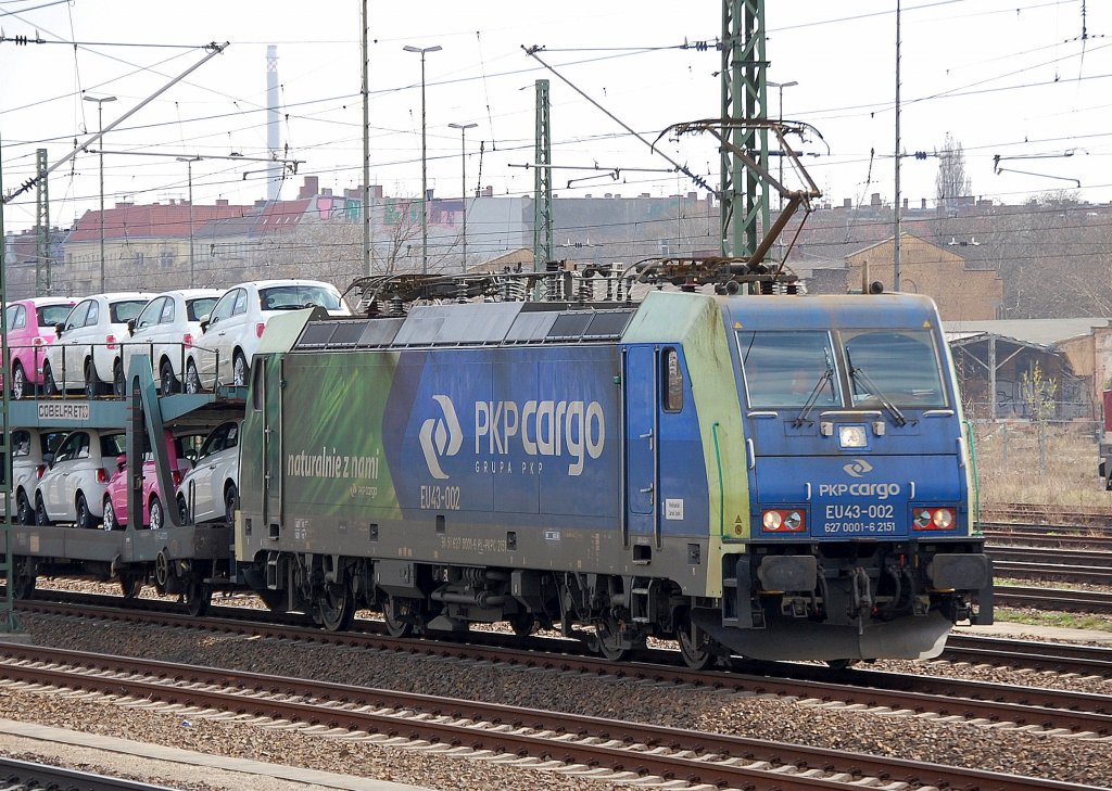 PKP cargo EU43-002 (91 51 6270 001-6 PL-PKPC, E 186 127, Bj.2007) mit einer Ladung fabrikneuer Fiat 500 auf belgischen PKW-Transportwageneinheiten Richtung Berlin-Spandau, 09.04.10 Berlin-Beusselstr.  