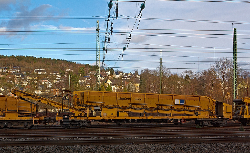 Plasser & Theurer Material-, F�rder- und Siloeinheiten MFS 38-D (teilweise auch BSW 2000 (Bunker-Sch�ttgut-Wagen) genannt) der Hering Bau, Burbach, Nr.  (Schweres Nebenfahrzeug Nr. 97 19 22 583 57-2), abgestellt am 25.11.2012 in Betzdorf/Sieg. 
Die MFS 38 D sind nur als Durchlader einsetzbar, da das �bergabeband nicht schwenkbar ist, somit keine Entladung zum Nachbargleis m�glich, sondern nur auf Gleismitte.
Die MSF 38 haben ein Fassungsverm�gen 38 m�, ein Eigengewicht von 38,5 t, die L�nge �ber Puffer ist 20.000 mm, Motorleistung 94 kW, Fahrgeschwindigkeit gezogen max. 100 km/h, Achsanzahl 4 (2 Drehgestelle mit je 2 Achsen).