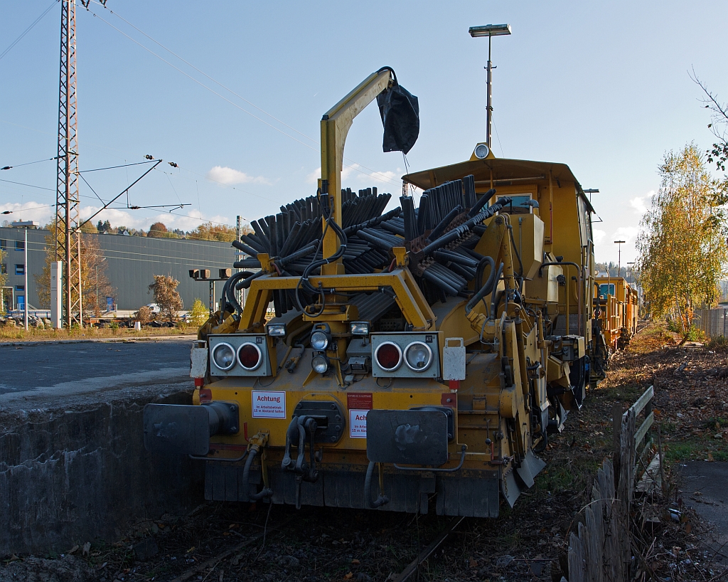 Plasser & Theurer Schnellschotterplaniermaschine SSP 110 SW  (Schweres Nebenfahrzeug Nr. 97 16 46 002 18-0) der DB Bahnbau Gruppe (ehem. DB Gleisbau), abgestellt am 28.10.2012 in Siegen-Weidenau. Techn. Daten:  Gesamtl�nge �ber Puffer 17.500 mm  >  Anzahl der Achsen 2  >  Gewicht 44.000 kg  >  Max. Eigenfahrgeschwindigkeit 100 km/h   >  Leistung 400 kW  (Deutz BF8M 1015C Motor)  >  Spurma� 1.435mm  >  zugelassen f�r Streckenklasse D4 oder h�her > Der Einsatz f�r Steilstrecken der DB AG ist zudem genehmigt > Die Maschine wurde 2005 unter der Fabriknummer 782 gebaut.