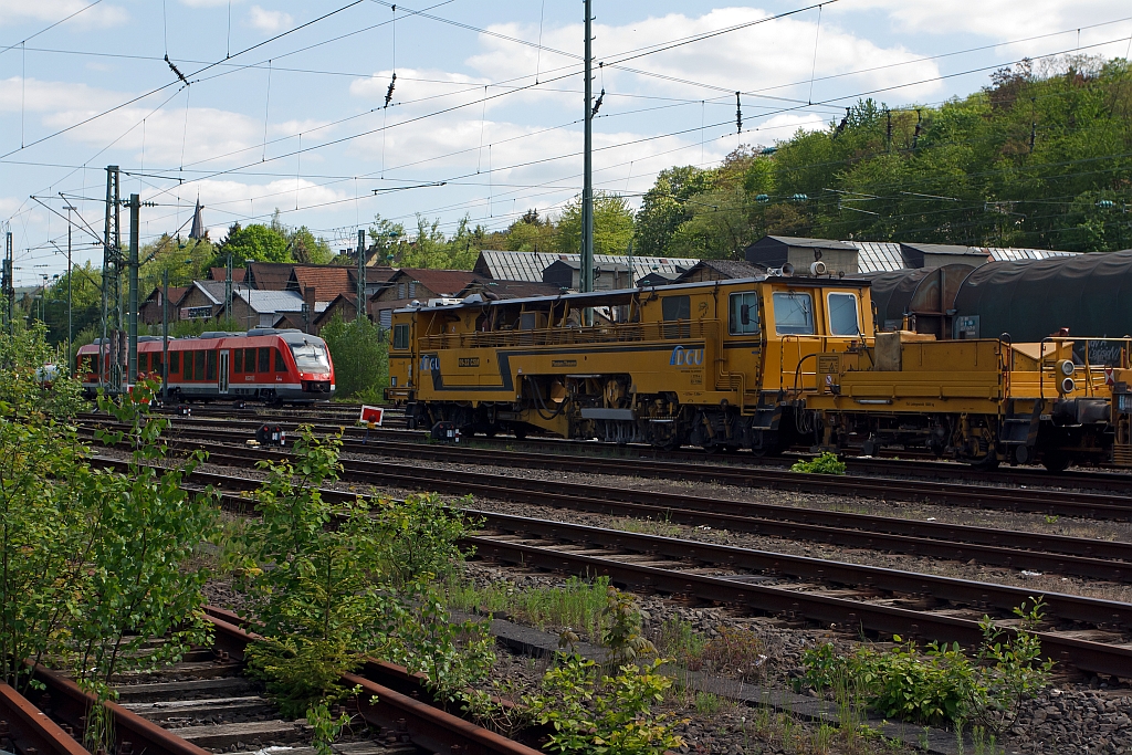 Plasser & Theurer Zweischwellenstopfmaschine 09-32 CSM der  Meterfresser  der Deutsche Gleisbau Union (DGU), Koblenz, abgestellt am 13.05.2012 in Betzdorf/Sieg. Die Maschine hat einen  Deutz BF12L 513C Motor mit 348 kW Leistung der die Maschine bei Eigenfahrt auf 90 km/h Geschwindigkeit bringt.
