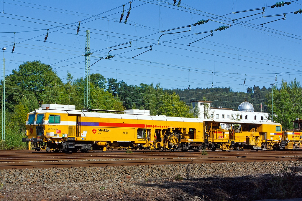 Plasser und Theurer Universalstopfmaschine 08-475 Unimat 4S  Andje  (Schweres Nebenfahrzeug Nr. 97 43 42 537 17-8) der Niederländischen Fa. Strukton Rail b.v. mit einer Niederlassung in Kassel, abgestell am 08.09.2012 in Betzdorf/Sieg.   
Die Maschine wurde 2004 unter der Maschine-Nr. 1251 gebaut. 
Techn. Daten:  Gesamtlänge über Puffer 35.290 mm  >  Anzahl der Achsen 6  >  Gewicht 111.500 kg  >  Max. Eigenfahrgeschwindigkeit 100 km/h   >  Leistung 480 kW   >  Spurmaß 1.435mm.