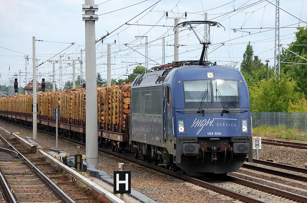 Raildox-Holzzug mit mgw 183 500 (91 80 6183 500-8 D-MGW) am 13.06.12 Richtung Innenstadt, Berlin-Blankenburg.