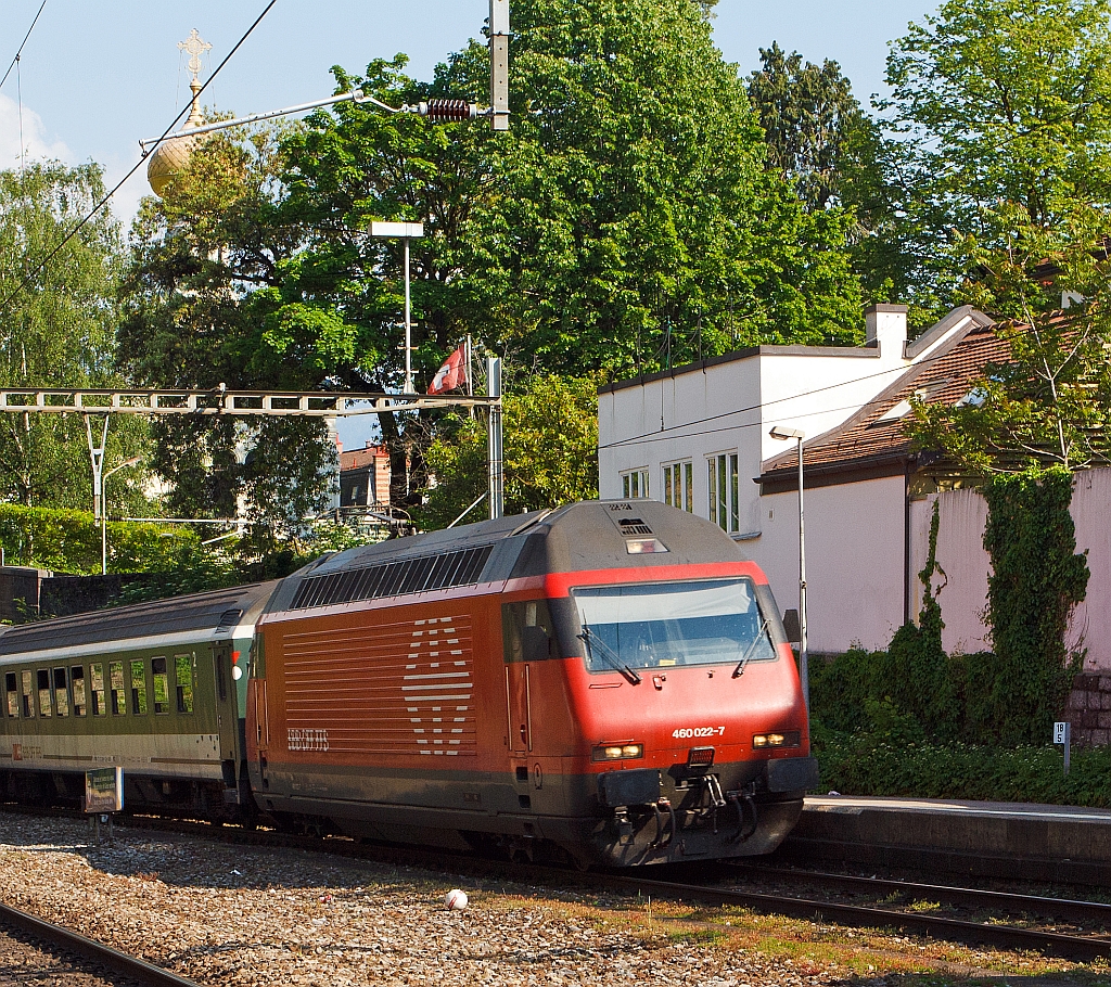 Re 460 022-7 f�hrt am 26.05.2012 mit einme IC in den Bahnhof Vevey ein.