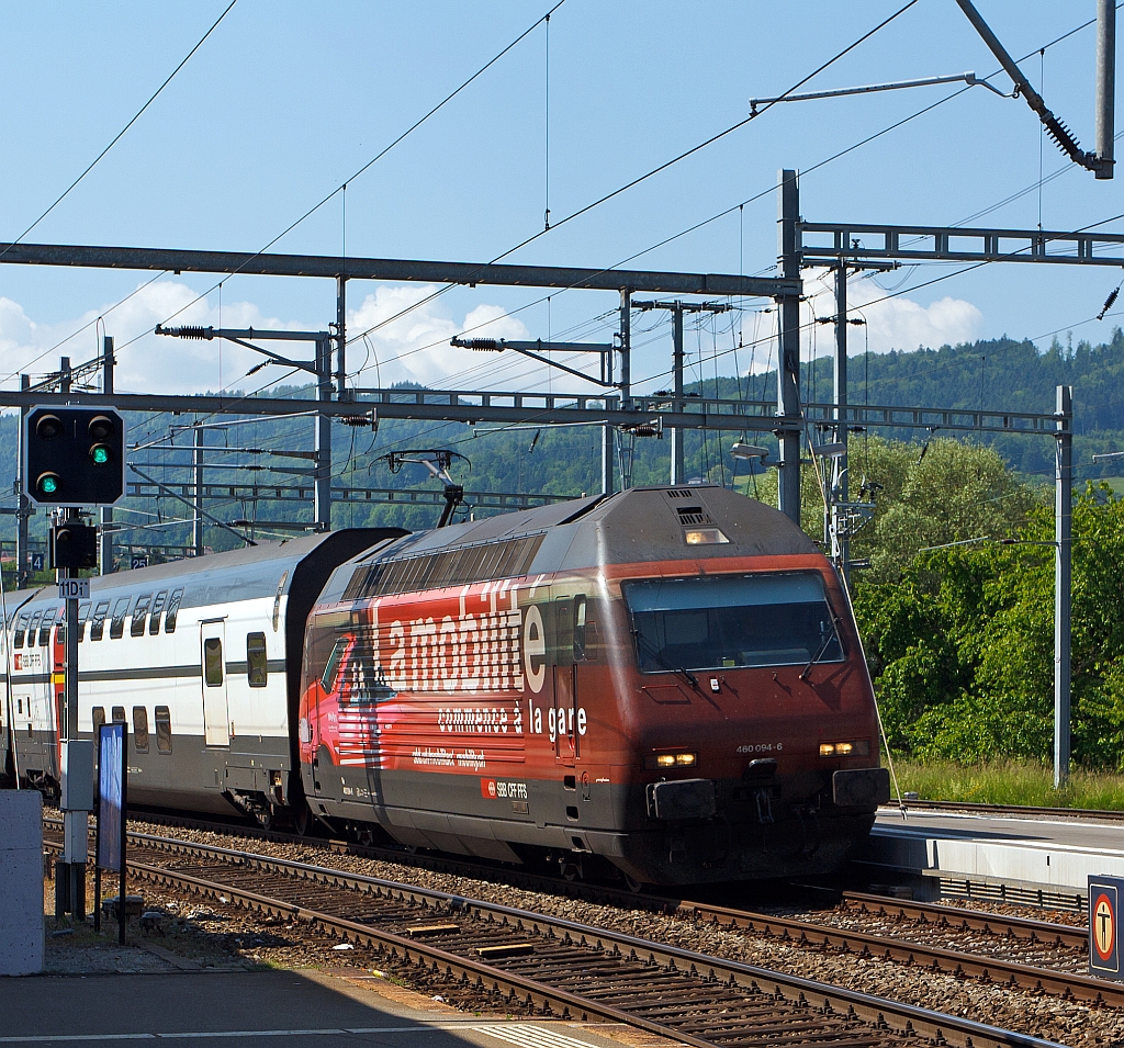 Re 460 094-6  Raetia  (mit Werbung f�r Carsharing Schweiz) mit DoSto IC kommt von Lausanne und f�hrt am 28.05.2012 in den Bahnhof Pal�zieux ein. Der Taufname der Lok  Raetia  bezieht sich auf die ehemalige r�mische Provinz Raetia.