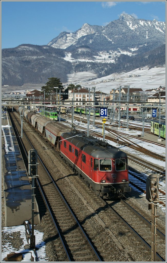 Re 6/6 11616 mit dem  Spaghetti  Zug auf dem Weg nach Italien bei der Durchfahrt in Aigle.
16. Feb 2013