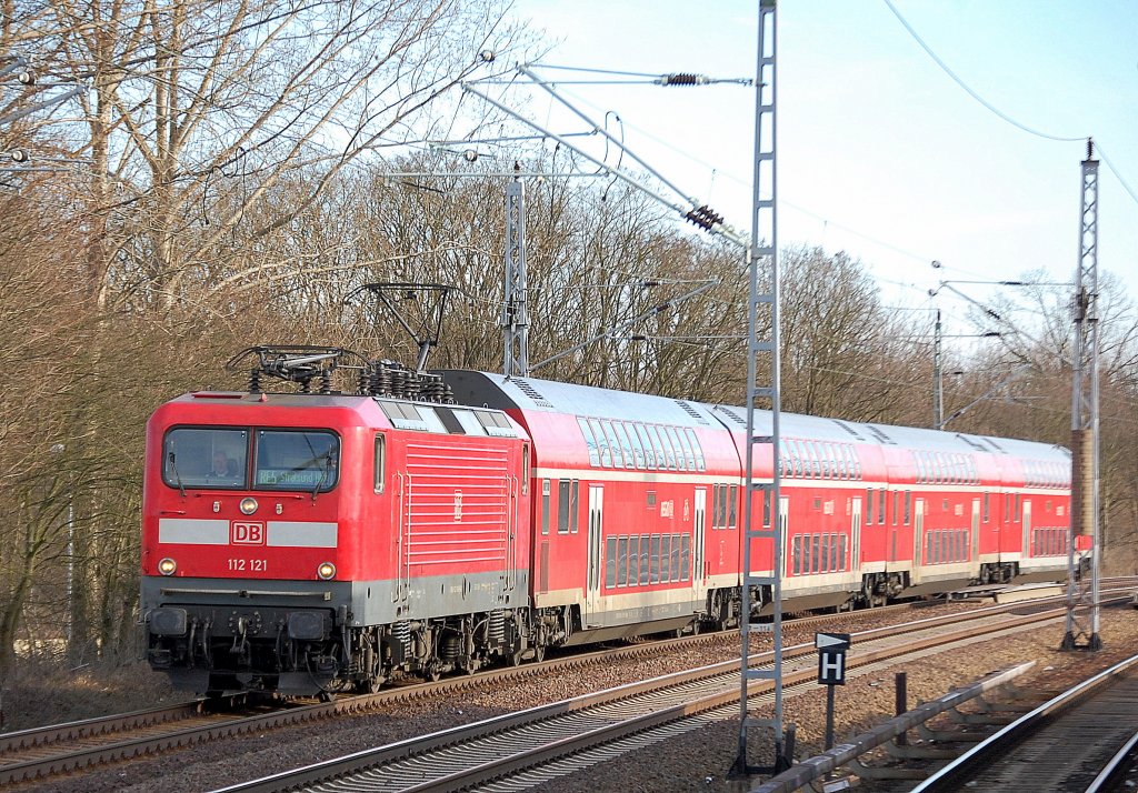 RE5 nach Stralsund mit 112 121 am 12.02.11 Mhlenbeck-Mnchmhle Nhe Berlin.
