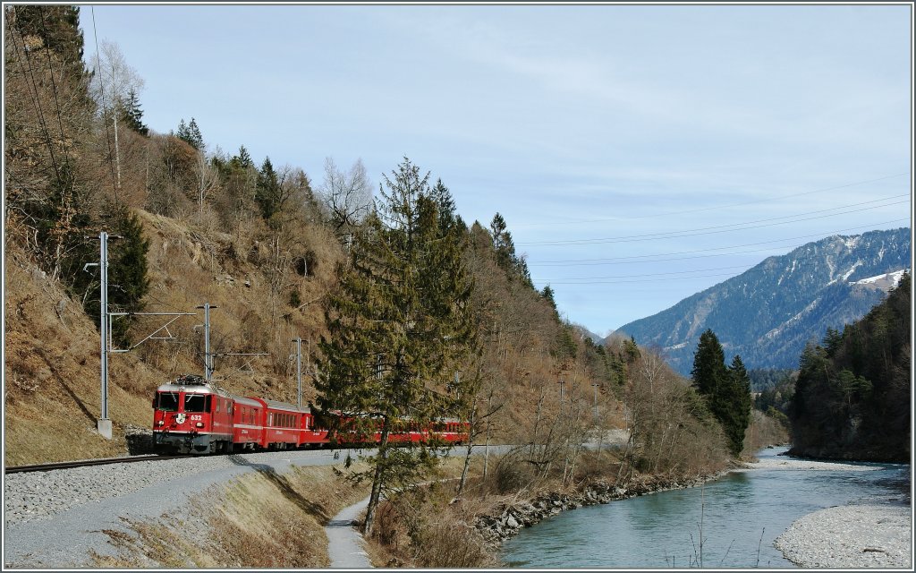 RhB Ge 4/4 II 632 mit den RE 1236 in der Rheinschlucht (Ruinaulta) zwischen Reichenau Tamins und Trin.
16. M�rz 2013