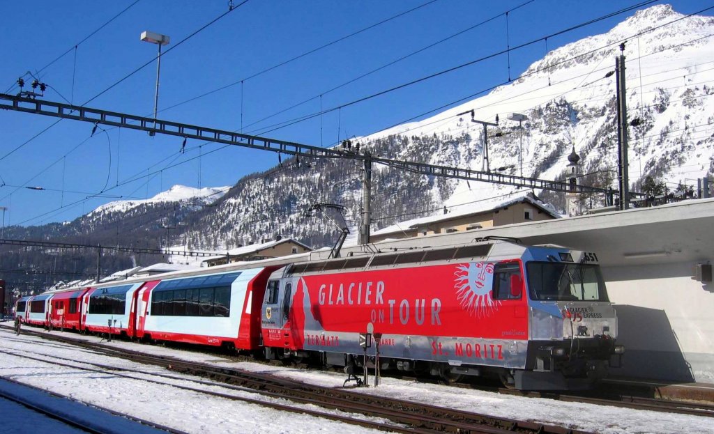 RhB Ge 4/4 III 651 Fideris mit einer nagelneuen GEX-Wagengarnitur bei einem Zwischenhalt in Samedan. Die RhB machte am 17.03.2006 ein Photoshooting mit Helicopteraufnahmen auf der Strecke zwischen St. Moritz und Chur f�r Werbezwecke.