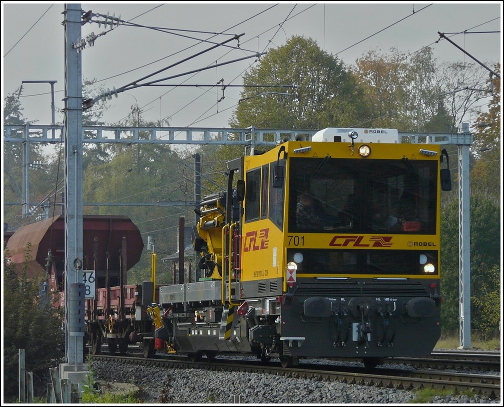 ROBEL IIF 701 f�hrt am 24.10.2011 in den Bahnhof von Ettelbr�ck ein. In den Jahren 2010 bis 2011 bekam die CFL 22 Instandhaltung- und Interventionsfahrzeuge (IIF) und Zubeh�r im Gesamtwert von rund 25.000.000 �. Die Fahrzeuge wurden im ROBEL-Werk in Freilassing gebaut. Die IIF sind Gleiskraftwagen, also vollwertige Traktionsfahrzeuge, die Steuerwagen k�nnen in Eigentraktion nur bis 30 km/h (Rangiergeschwindigkeit) fahren, sind aber als STW f�r 100 km/h geschoben oder gezogen zugelassen. (Hans)