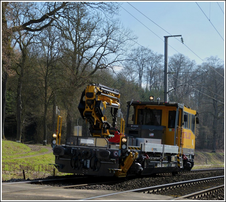 ROBEL IIF 706 durchf�hrt am 09.03.2012 das Alzette Tal zwischen Cruchten und Colmar-Berg. Dieses Fahrzeug wurde 2010 unter der Fabriknummer 54.22-0077 von ROBEL gebaut und am 12.11.2010 an die CFL ausgeliefert. Es ist ebenfalls mit einem spezifischen Oberbaukran PR220C der Firma Palfinger ausgestattet. (Jeanny) 