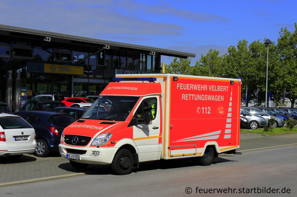 RTW (Florian Velbert 9/83/2) der Feuerwehr Velbert.
Aufgenommen am 8.9.2012.