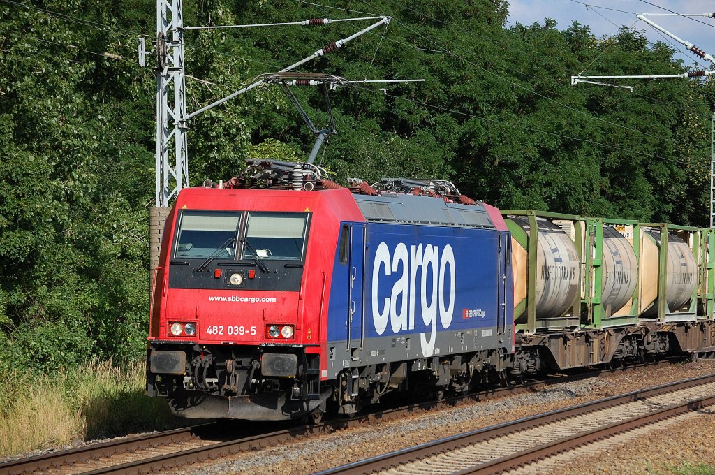 SBB Cargo Mietlok Re 482 039-5 fr LOCON ttig mit Containerzug beladen ausschlielich mit Silocontainern fr Lebensmitteltransporte Richtung Oranienburg am 18.07.13 Mhlenbeck/mnchmhle bei Berlin.