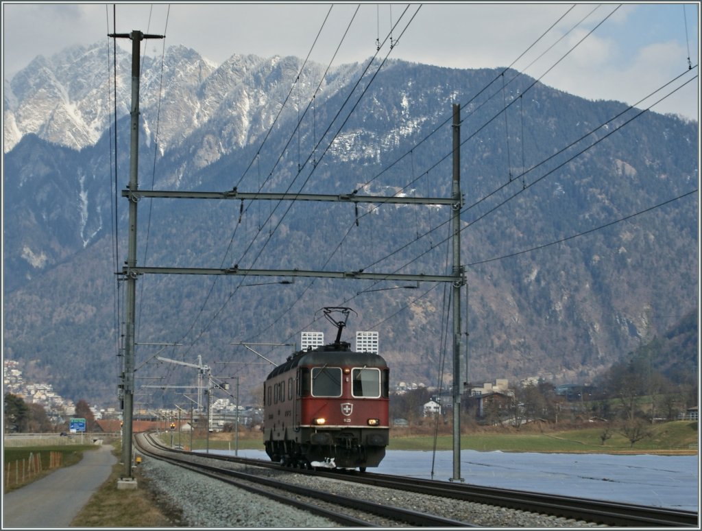 SBB Re 6/6 11623 unterwegs auf der RhB bei Felsberg.
15. M�rz 2013