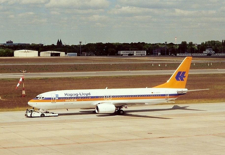 SCAN-Bild vom Mai 2001: Hier noch im alten Farbkleid eine Hapag-Lloyd Boeing 737-8K5 (D-AHFN) Flughafen Berlin-Tegel.