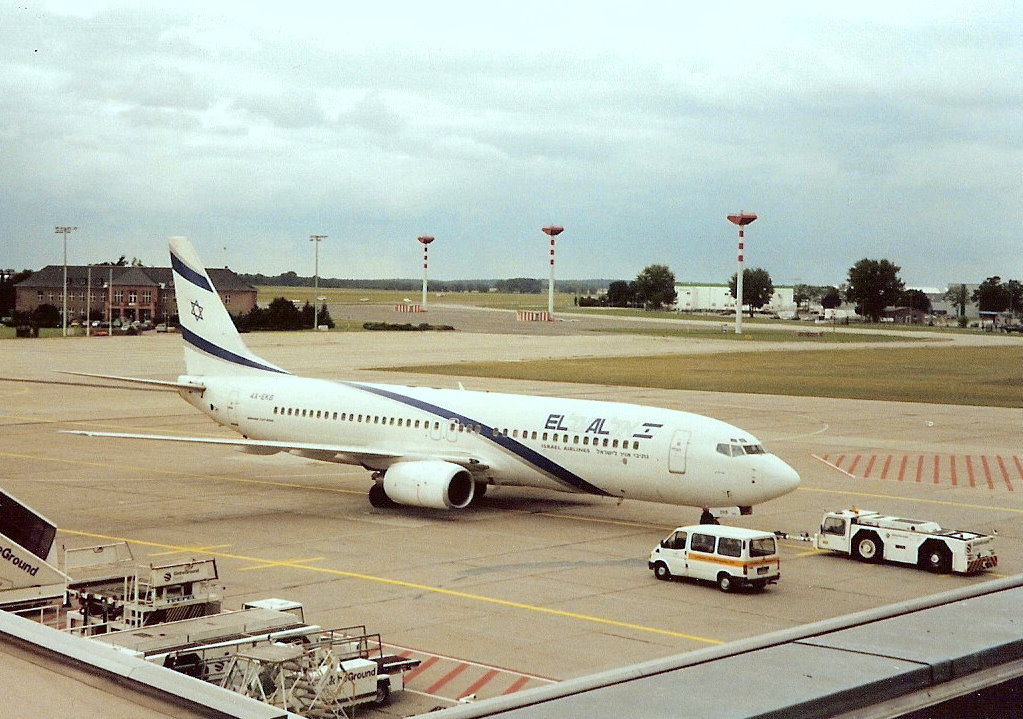 SCAN-Bild September 2001. Eine Boeing 737-858 (4X-EKB) der staatlichen israelischen Fluggesellschaft EL AL Israel Airlnes bei der Abfertigung Flughafen Berlin-Schnefeld.