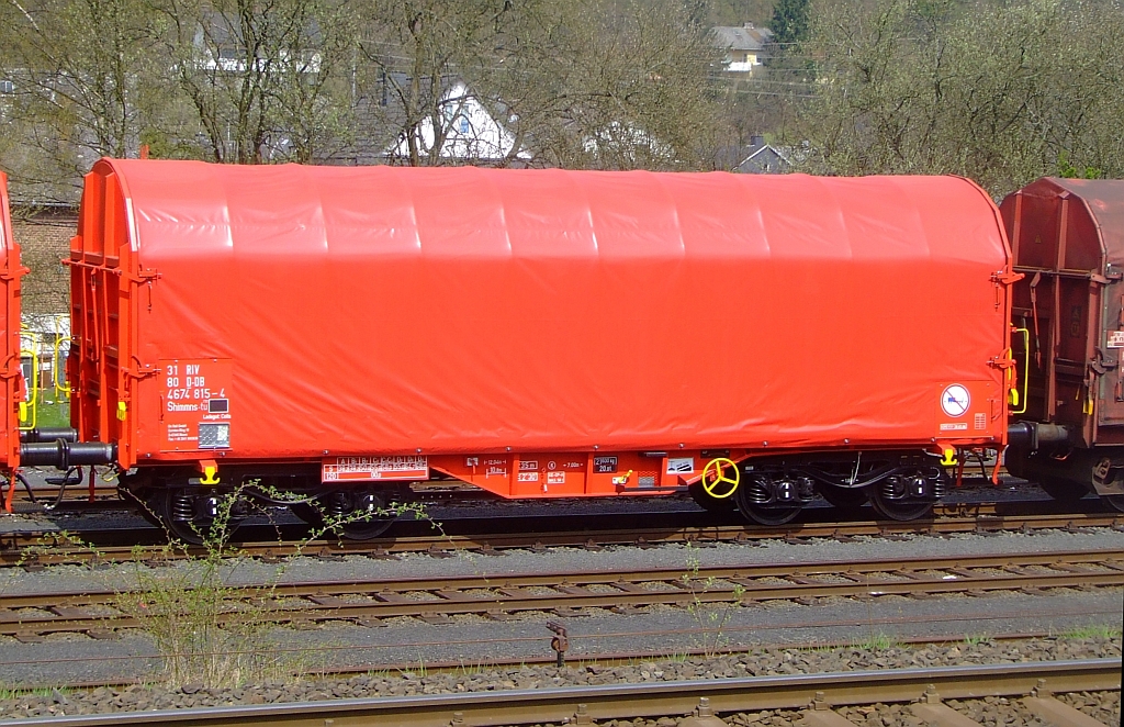 Schiebeplanenwagen f�r Coiltransporte Shimmns-tu 718 am 26.04.2008 in Herdorf auf der Gleisanlage der Kreisbahn Siegen-Wittgenstein  (KSW). 