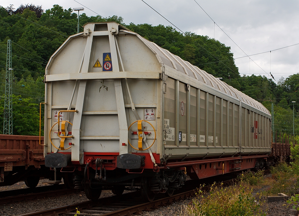 Schiebewandwagen mit vier Rads�tzen, ohne Trennwandsystem Habbiins 2743 (31 81 2743 256-1) der Rail Cargo Austria, abgestellt am 08.06.2012 in Betzdorf (Sieg).