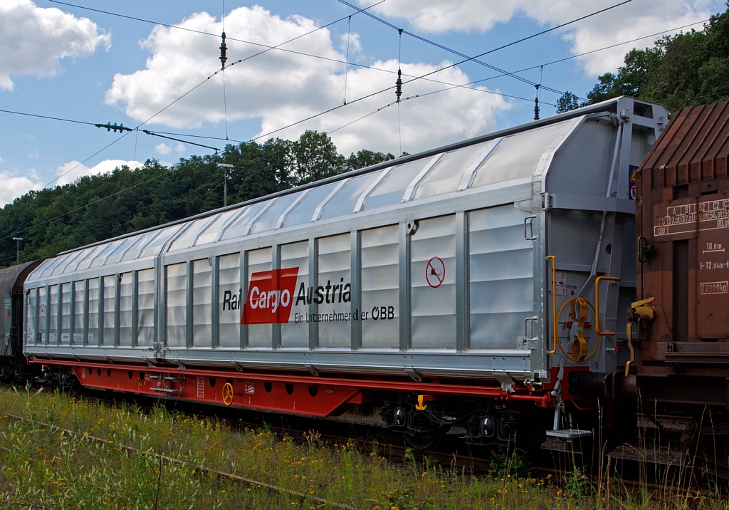 Schiebewandwagen mit vier Rads�tzen, ohne Trennwandsystem, Gattung Habbiins, eingestellt als 31 81 2743 483-1 A-�BB, der Rail Cargo Austria abgestellt am 22.07.2012 in Betzdorf/Sieg.
Diese gro�r�umigen Wagen sind mit Schiebew�nden ausger�stet, die von einer Person bewegt werden k�nnen. Im ge�ffneten Zustand ist der Zugang zur halben Ladefl�che von beiden Seiten m�glich. Das Be- und Entladen mit Gabelstaplern ist damit sowohl von einer Rampe als auch von ebener Erde m�glich.

Techn. Daten: L�nge �ber Puffer 23,35 m > Eigengewicht 27,5t >  Ladefl�che 62,5m� (Platz f�r 63 EUR-Paletten)
