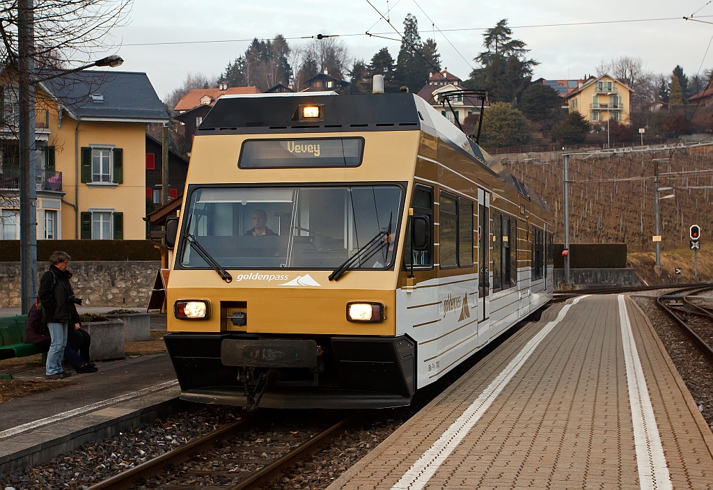 Schienen-Wohnwagen kommt am 25.02.2012 von Blonay und f�hrt in den Bahnhof  Saint-L�gier. Die meterspurigen Triebwagen Be 2/6 - 7003 (Stadler Elektrischer Niederflur-Doppelgelenk-Leichttriebwagen Typ GTW 2/6) der MVR (Transports Montreux–Vevey–Riviera) ex CEV (Chemins de fer �lectriques Veveysans)  fahren die Bahnstrecken Vevey–Saint-L�gier–Blonay. Die Netzspannung ist 900 V Gleichstrom, die Steigung der Strecke ist bis zu 45 promile. Der ander Fotograf w�rmt seine H�nde in den Taschen, er hat den Schienen -Wohnwagen schon oft bei gutem Licht in den Kasten bekommen:-) Nochmals DANKE f�r die zwei sch�nen Tage.