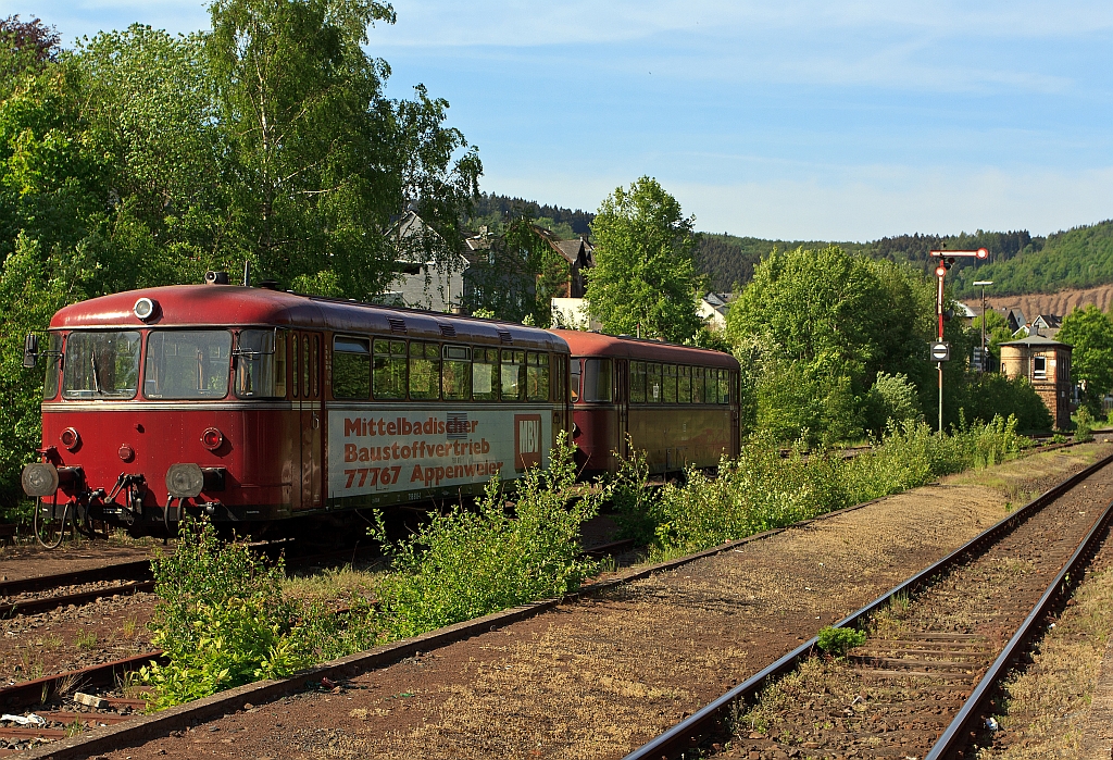 Schienenbus 798 818-1 (Pfalzbahn) mit Beiwagen 998 880-9 steht am Gleis 3 im Bahnhof Herdorf am 08.05.2011, er hat Hp 0 und muss den Gegenvekehr (die Hellertalbahn) abwarten. Die Oberhessischen Eisenbahnfreunde fuhren sp�ter Sonderverkehr f�r die Hellertalbahn.