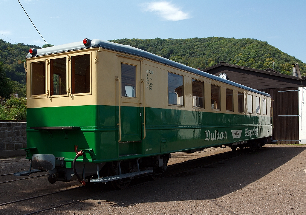 Schmalspur (1000 mm) Beiwagen VB 50 der Brohltal Eisenbahn (BE), ex VT 50 (bis 1937 motorisiert), am 18.08.2011 vor dem Lokschuppen in Brohl. Der Wagen wurde 1925 von Deutsche Werke Kiel unter der Fabrik-Nr. 86 gebaut.
