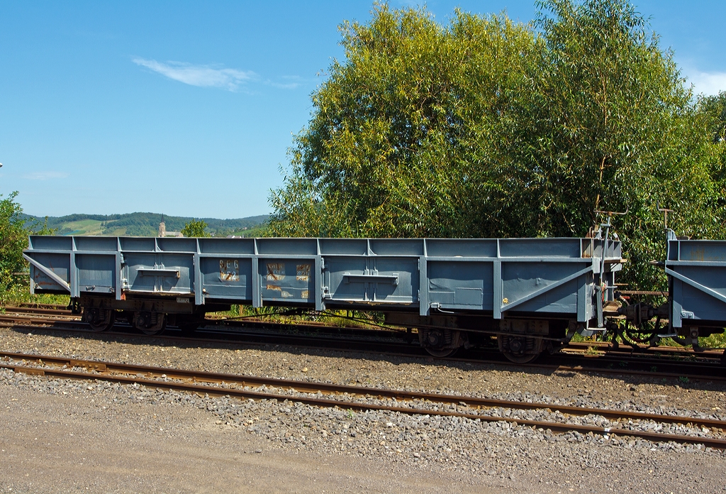 Schmalspur-Schotterwagen der Brohltal Eisenbahn (BE) Nr. 452 (Omm4), ex Bayer-Bahn (Kleinbahn M�lheim am Rhein-Leverkusen), am 18.08.2011 in Brohl-L�tzing auf der Gleisanlage. Der Wagen wurde 1958 von Br�ninghaus unter der Fabrik-Nr. 1682/6 gebaut.